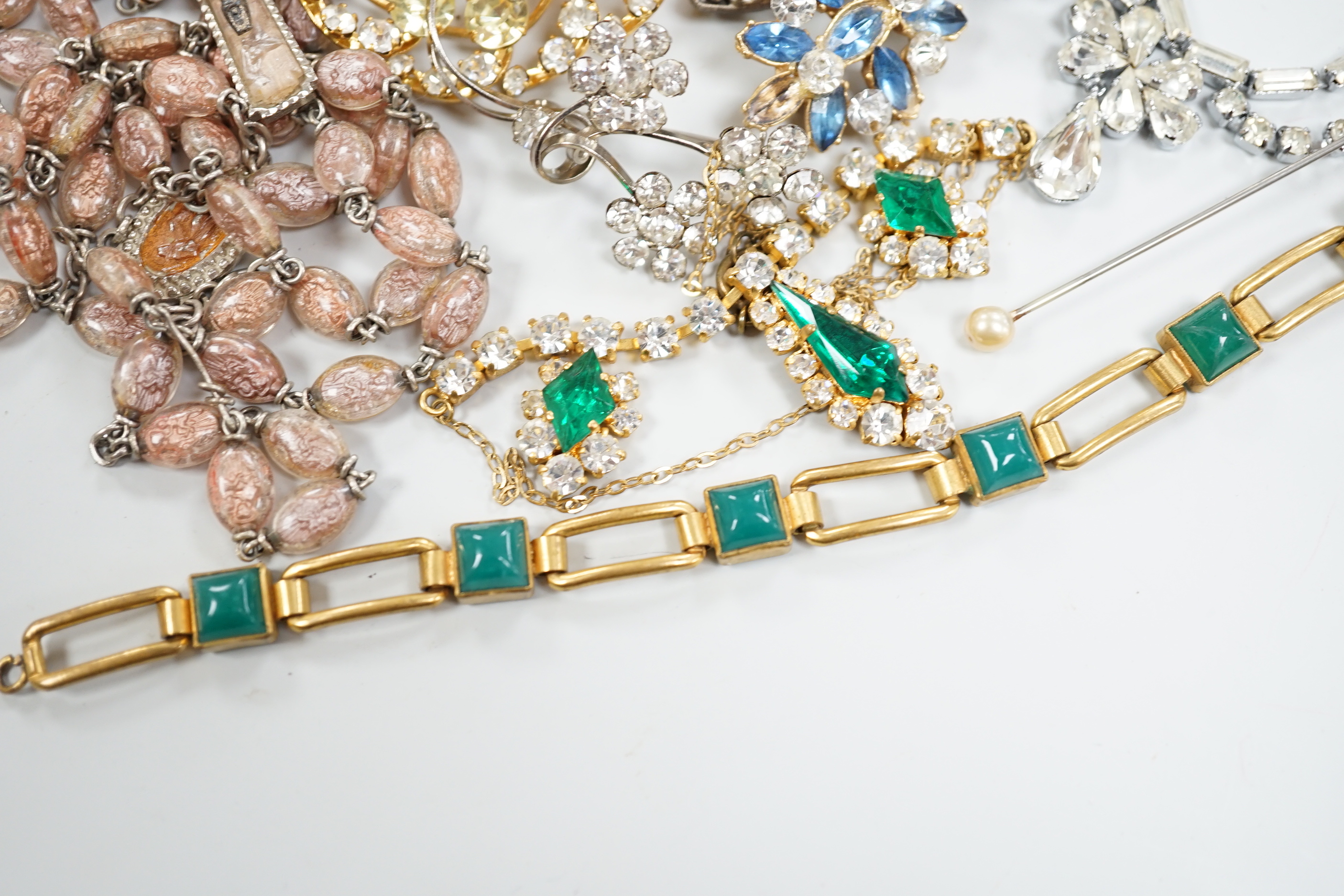 Nine assorted items of mainly white or coloured paste jewellery.